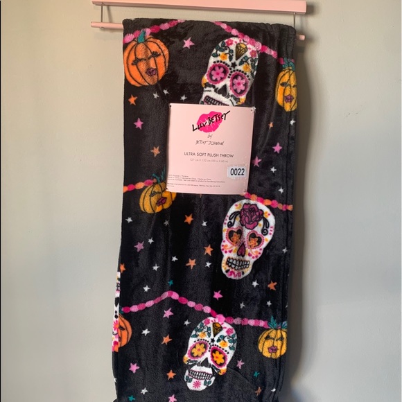SUGAR SKULL PLUSH THROW BETSEY JOHNSON - Picture 1 of 6